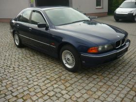 BMW 520 sprzedam niebieski z małym przebiegiem z klimą 10500 PLN cena do negocjacji ABS ESP 5-drzwiowy