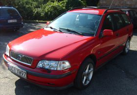 Volvo V40 Kombi sprzedam czerwony z klimatyzacją nieuszkodzony dodatkowy komplet opon w Strumieniu