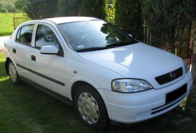 Opel Astra sprzedam biały benzyna z małym przebiegiem komplet dokumentów nieuszkodzony Pińczów