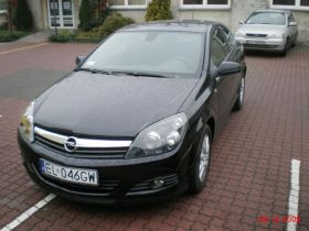Opel Astra GTC 1.8 l sprzedam czarny na alusach 3-drzwiowy benzyna z małym przebiegiem 25000 PLN Łódź