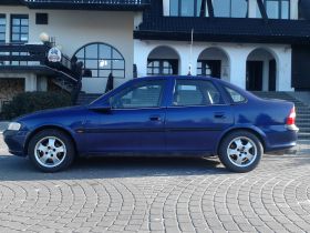Opel Vectra Sedan sprzedam niebieski 5900 PLN cena do negocjacji z małym przebiegiem na gaz Broszki
