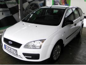 Ford Focus 1.6 l sprzedam biały kupiony w polskim salonie 24600 PLN cena do negocjacji z małym przebiegiem